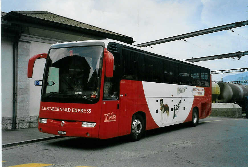 (087'904) - TMR Martigny - VS 214'246 - Renault am 26. Juli 2006 beim Bahnhof Martigny