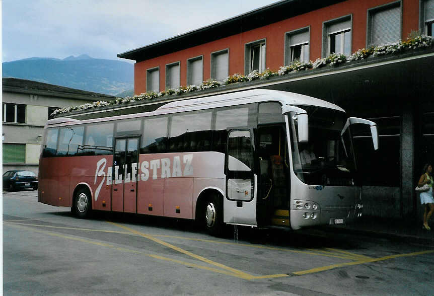 (087'917) - Ballestraz, Grne - VS 76'023 - Temsa am 26. Juli 2006 beim Bahnhof Sion