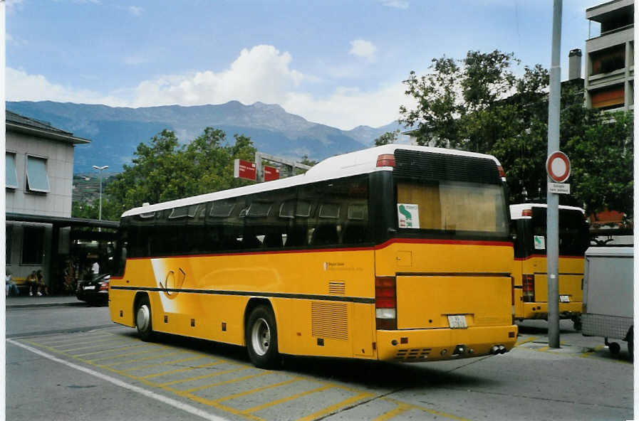 (087'918) - Constantin, Arbaz - VS 37'876 - Neoplan (ex P 25'211) am 26. Juli 2006 beim Bahnhof Sion