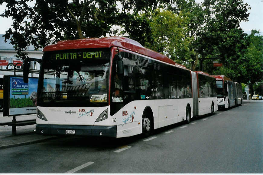 (087'921) - Lathion, Sion - Nr. 63/VS 49'629 - Van Hool am 26. Juli 2006 beim Bahnhof Sion