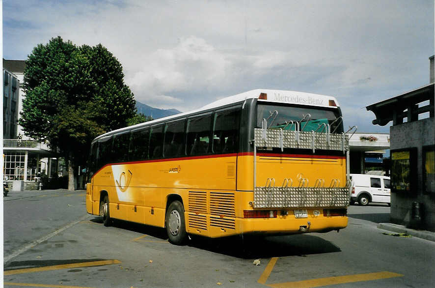 (088'003) - Epiney, Ayer - VS 127'372 - Mercedes am 26. Juli 2006 beim Bahnhof Sierre