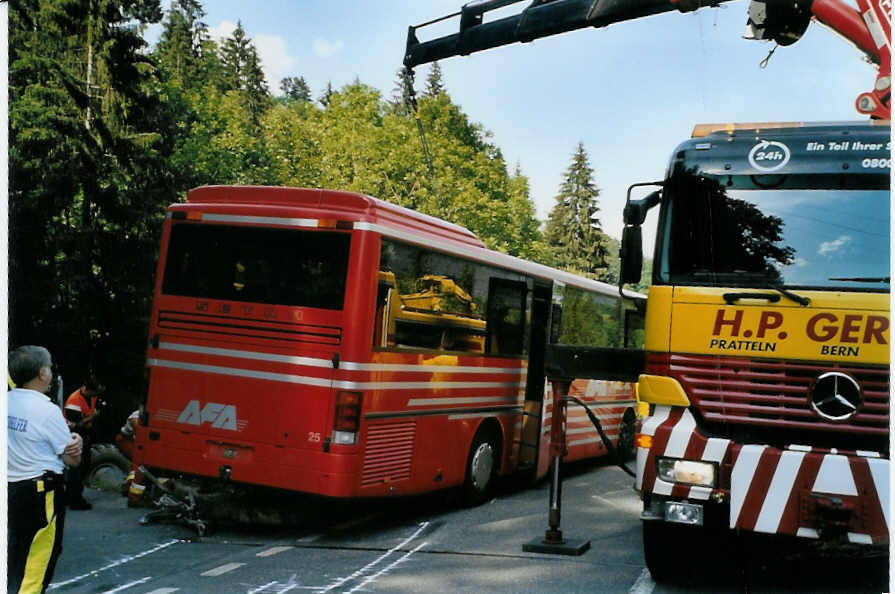 (088'025) - AFA Adelboden - Nr. 25 - Setra (ex Nr. 12) am 27. Juli 2006 in Ried, Gantenbach (Unfall)