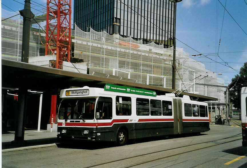 (088'115) - VBSG St. Gallen - Nr. 104 - Saurer/Hess Gelenktrolleybus am 28. Juli 2006 beim Bahnhof St. Gallen