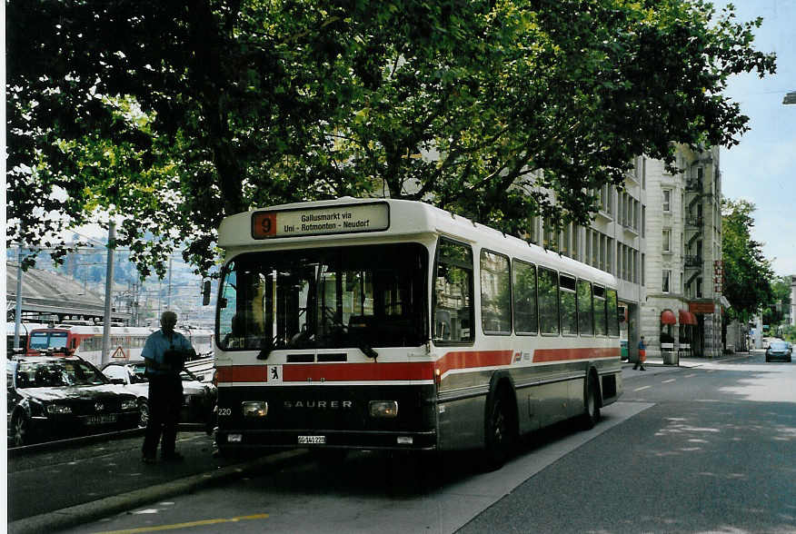 (088'202) - VBSG St. Gallen - Nr. 220/SG 141'220 - Saurer/Hess am 28. Juli 2006 beim Bahnhof St. Gallen 