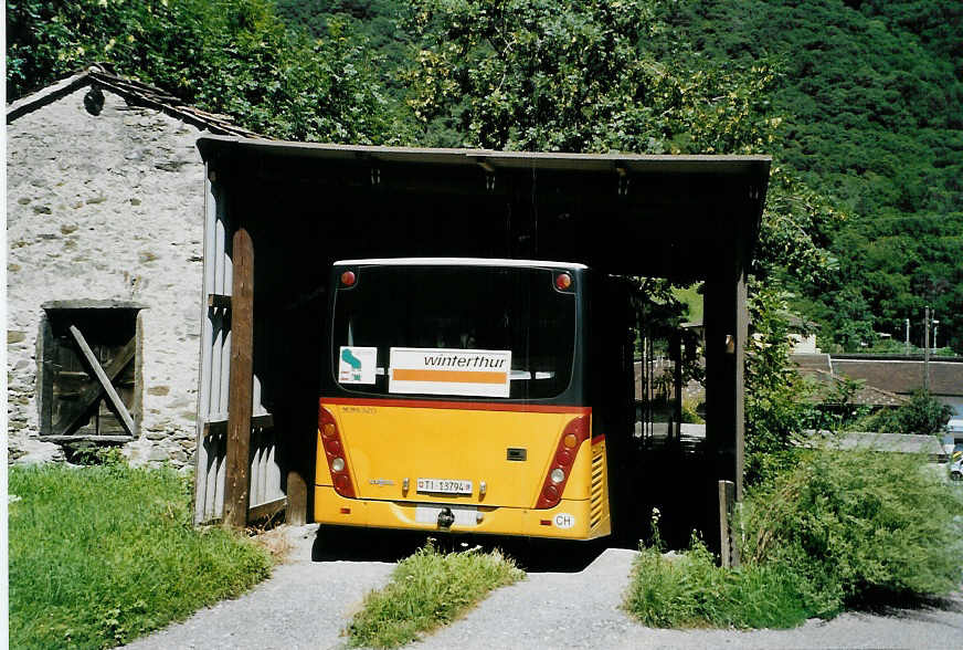 (088'511) - Ghezzi, Rivera - Nr. 11/TI 13'794 - Van Hool am 2. August 2006 in Rivera, Garage