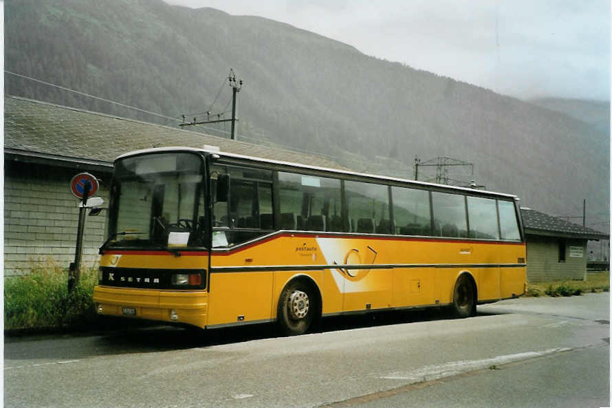 (088'810) - PostAuto Oberwallis - VS 241'968 - Setra (ex P 25'089) am 3. August 2006 beim Bahnhof Oberwald