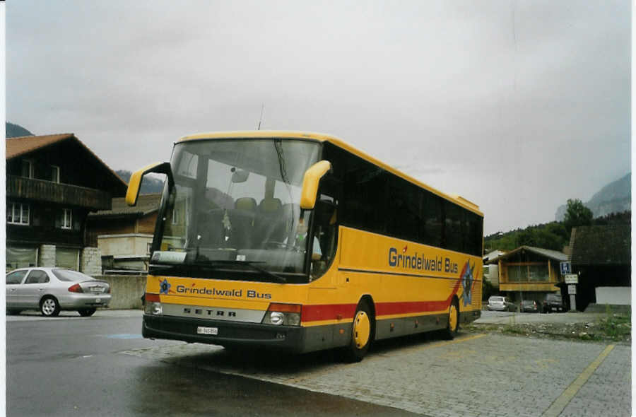 (088'820) - AVG Grindelwald - Nr. 27/BE 345'856 - Setra am 3. August 2006 in Brienz, Kirchgemeindehaus