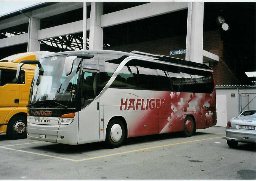 (089'333) - Hfliger, Sursee - Nr. 85/LU 206'430 - Setra am 30. August 2006 in Thun, Grabengut