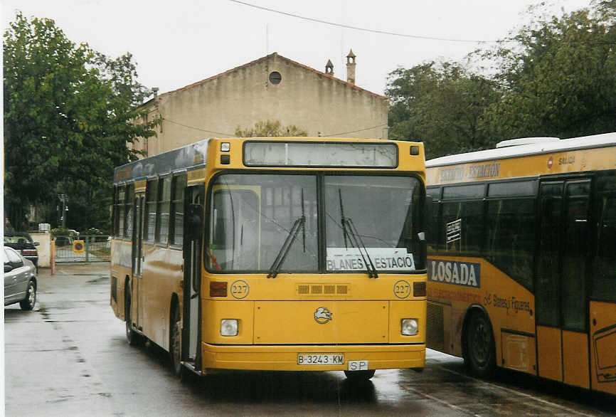 (090'116) - TPC Catalunya - Nr. 227/B 3243 KM - Pegaso am 9. Oktober 2006 beim Bahnhof Blanes