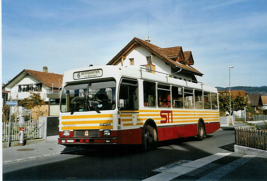 (090'423) - STI Thun - Nr. 30/BE 419'030 - Volvo/R&J (ex SAT Thun Nr. 30) am 6. November 2006 in Thun-Lerchenfeld, Forstweg