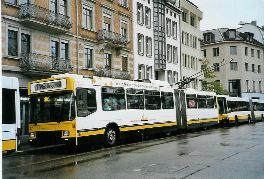 (090'526) - VBSH Schaffhausen - Nr. 117 - NAW/Hess Gelenktrolleybus am 11. November 2006 beim Bahnhof Schaffhausen