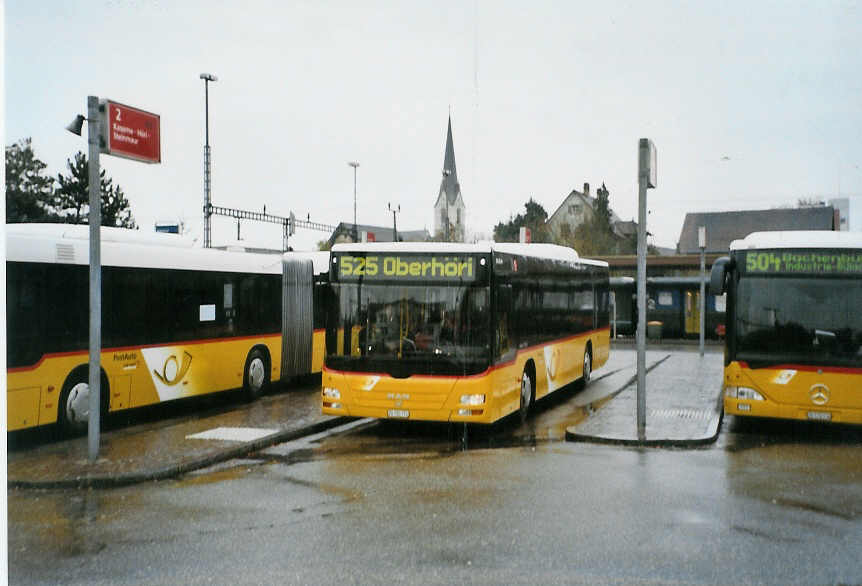 (090'617) - PostAuto Zrich - Nr. 8/ZH 780'794 - MAN am 11. November 2006 beim Bahnhof Blach