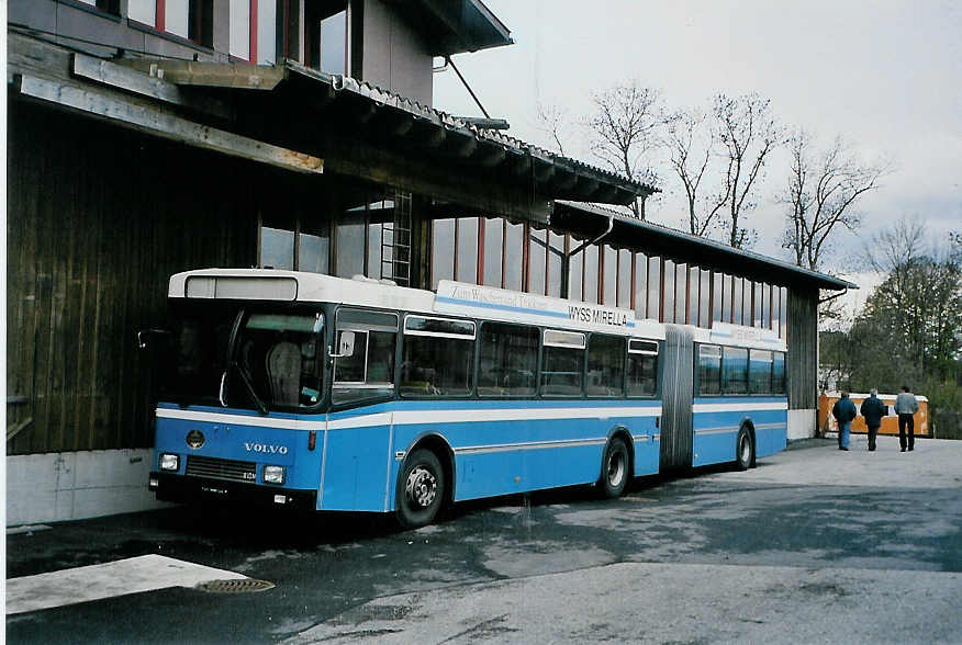 (090'721) - VBL Luzern - Nr. 111 - Volvo/R&J am 12. November 2006 in Selzach, Halle TVS