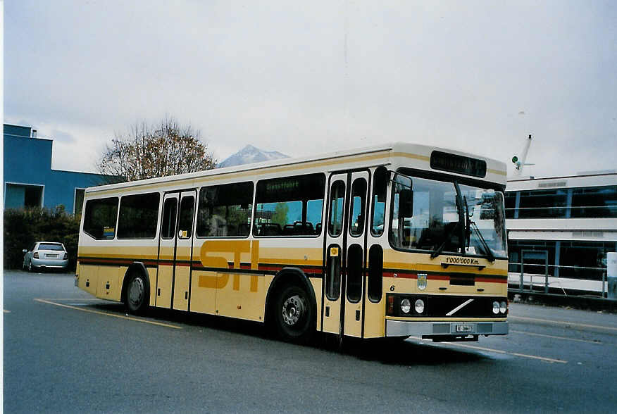 (090'732) - STI Thun - Nr. 6/BE 26'667 - Volvo/FHS (ex TSG Blumenstein Nr. 6) am 17. November 2006 bei der Schifflndte Thun