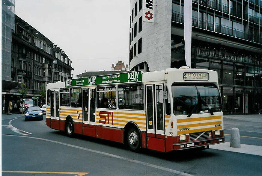 (090'736) - STI Thun - Nr. 32/BE 419'032 - Volvo/R&J (ex SAT Thun Nr. 32) am 17. November 2006 beim Bahnhof Thun