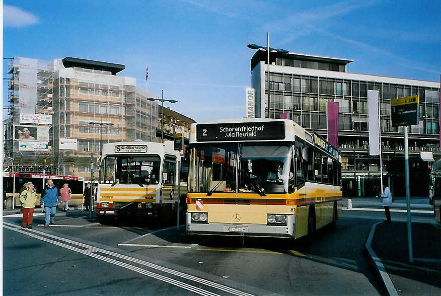 (090'804) - STI Thun - Nr. 61/BE 452'461 - Mercedes/R&J am 19. November 2006 beim Bahnhof Thun