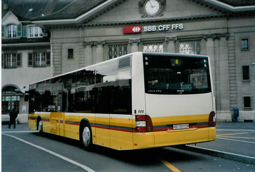 (091'014) - STI Thun - Nr. 111/BE 700'111 - MAN am 11. Dezember 2006 beim Bahnhof Thun