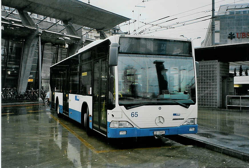 (091'223) - VBL Luzern - Nr. 65/LU 15'691 - Mercedes am 1. Januar 2007 beim Bahnhof Luzern