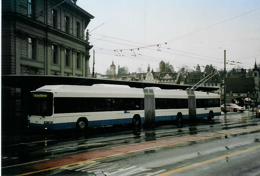 (091'307) - VBL Luzern - Nr. 233 - Hess/Hess Doppelgelenktrolleybus am 1. Janaur 2007 beim Bahnhof Luzern