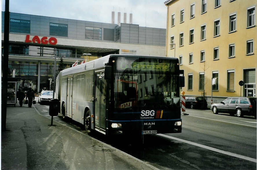 (091'411) - SBG Freiburg - FR-JS 237 - MAN am 2. Januar 2007 beim Bahnhof Konstanz