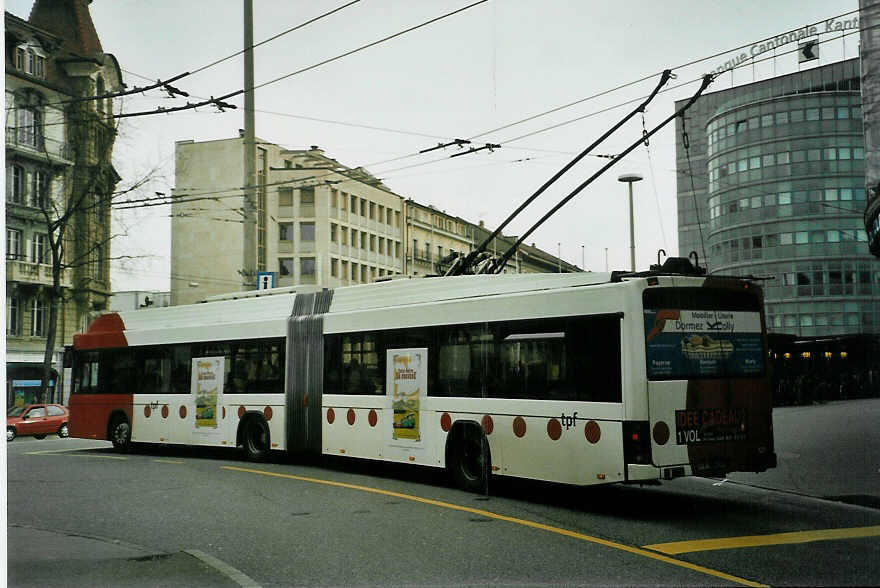 (092'112) - TPF Fribourg - Nr. 521/FR 300'436 - MAN/Hess Gelenkduobus am 17. Februar 2007 beim Bahnhof Fribourg