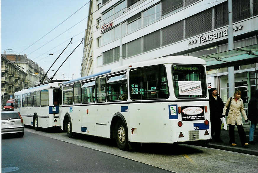 (092'601) - TL Lausanne - Nr. 966 - Rochat/Lauber Personenanhnger am 17. Mrz 2007 beim Bahnhof Lausanne