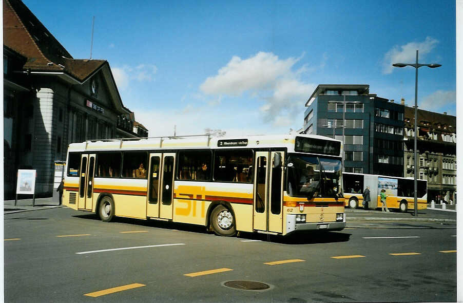 (093'015) - STI Thun - Nr. 62/BE 452'462 - Mercedes/R&J am 19. Mrz 2007 beim Bahnhof Thun