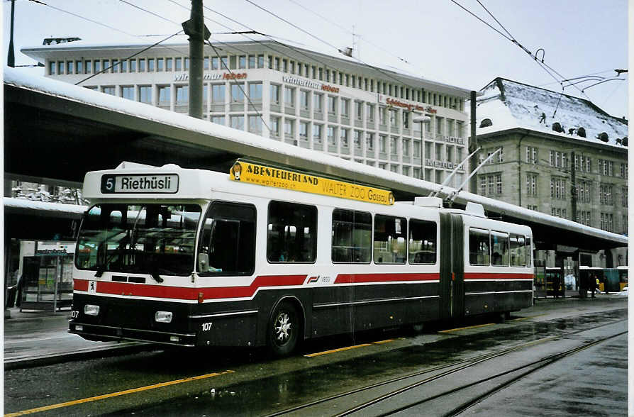 (093'118) - VBSG St. Gallen - Nr. 107 - Saurer/Hess Gelenktrolleybus am 22. Mrz 2007 beim Bahnhof St. Gallen