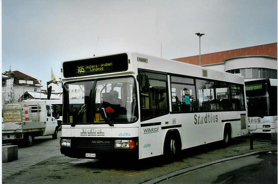 (093'205) - WilMobil, Wil - Nr. 226/SG 225'430 - Neoplan am 22. Mrz 2007 beim Bahnhof Wil