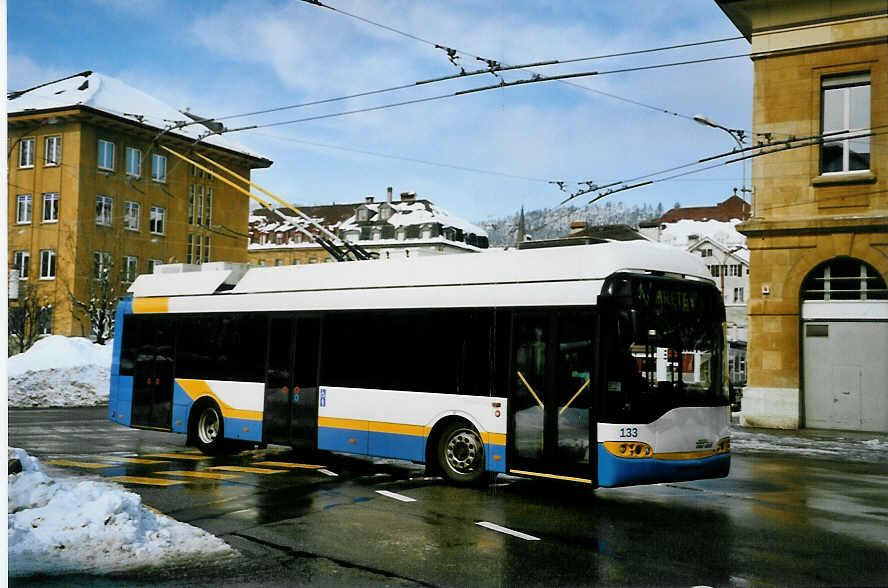 (093'332) - TC La Chaux-de-Fonds - Nr. 133 - Solaris Trolleybus am 25. Mrz 2007 beim Bahnhof La Chaux-de-Fonds