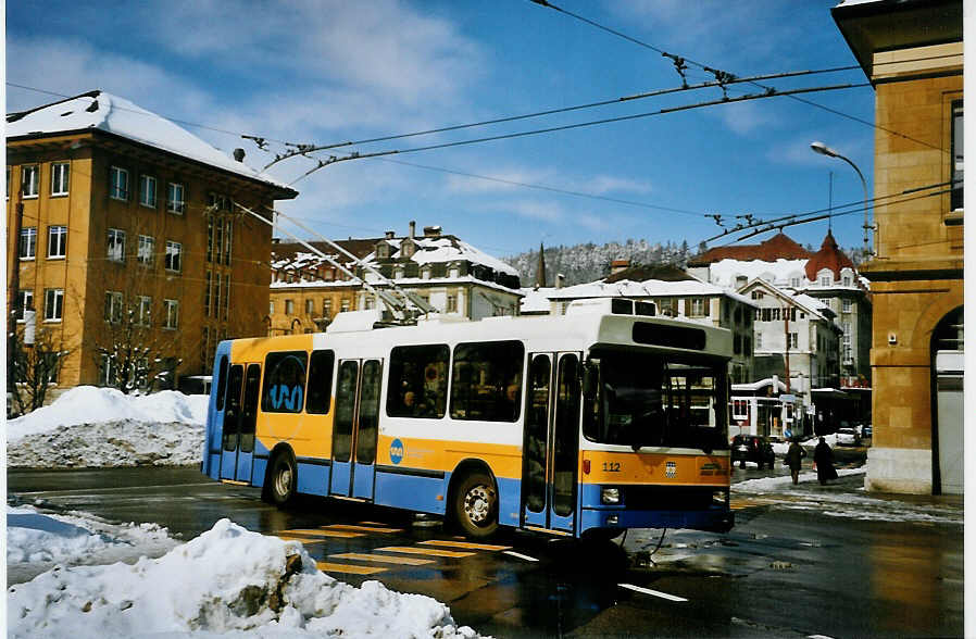 (093'404) - TC La Chaux-de-Fonds - Nr. 112 - NAW/Hess Trolleybus am 25. Mrz 2007 beim Bahnhof La Chaux-de-Fonds