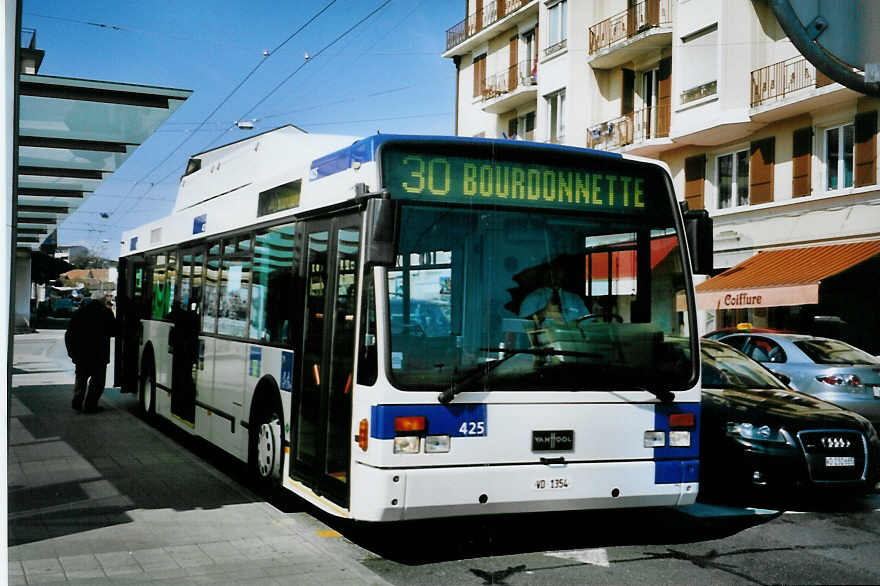 (093'711) - TL Lausanne - Nr. 425/VD 1354 - Van Hool am 7. April 2007 beim Bahnhof Renens