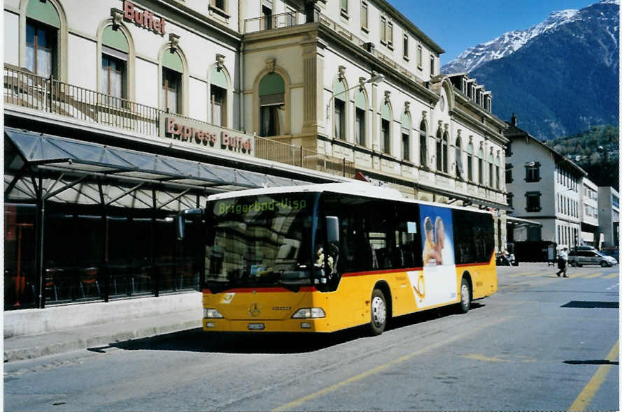 (094'105) - PostAuto Wallis - VS 241'966 - Mercedes am 15. April 2007 beim Bahnhof Brig