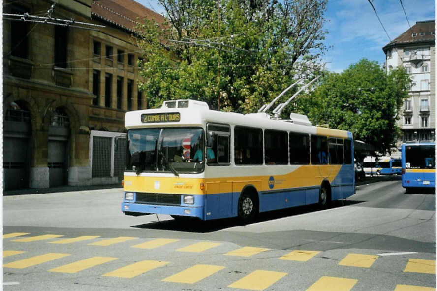 (094'913) - TC La Chaux-de-Fonds - Nr. 112 - NAW/Hess Trolleybus am 27. Mai 2007 beim Bahnhof La Chaux-de-Fonds