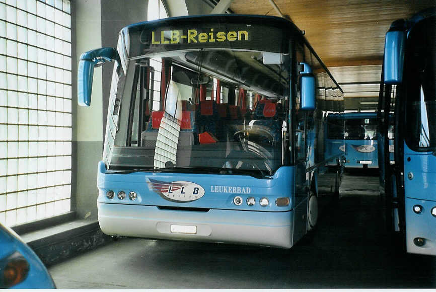 (095'705) - LLB Susten - Nr. 5/VS 38'005 - Neoplan am 23. Juni 2007 in Leuk, Garage