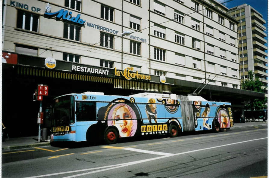 (095'930) - VB Biel - Nr. 81 - NAW/Hess Gelenktrolleybus am 7. Juli 2007 beim Bahnhof Biel