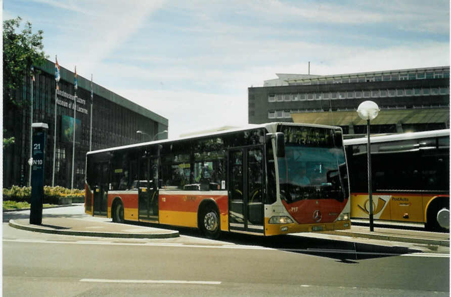 (096'720) - VBL Luzern - Nr. 717/LU 15'020 - Mercedes (ex Nr. 569) am 23. Juli 2007 beim Bahnhof Luzern