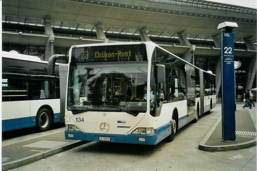 (096'819) - VBL Luzern - Nr. 134/LU 15'072 - Mercedes am 23. Juli 2007 beim Bahnhof Luzern