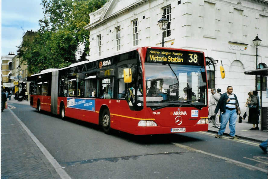 (099'024) - ARRIVA - Nr. MA 87/BU05 VFJ - Mercedes am 25. September 2007 in London, Hackney