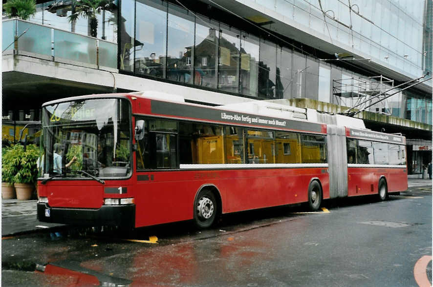 (099'435) - Bernmobil, Bern - Nr. 1 - NAW/Hess Gelenktrolleybus am 30. September 2007 beim Bahnhof Bern