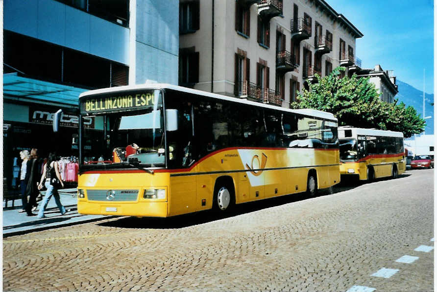 (099'712) - AutoPostale Ticino - TI 215'029 - Mercedes (ex P 25'524) am 3. Oktober 2007 beim Bahnhof Bellinzona