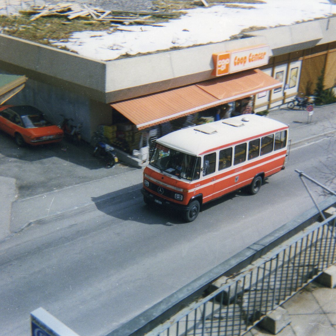 (10-17) - Aus dem Archiv: AFA Adelboden - Nr. 8/BE 26'708 - Mercedes (ex CJ Tramelan Nr. 14) im April 1988 in Adelboden, Landstrasse