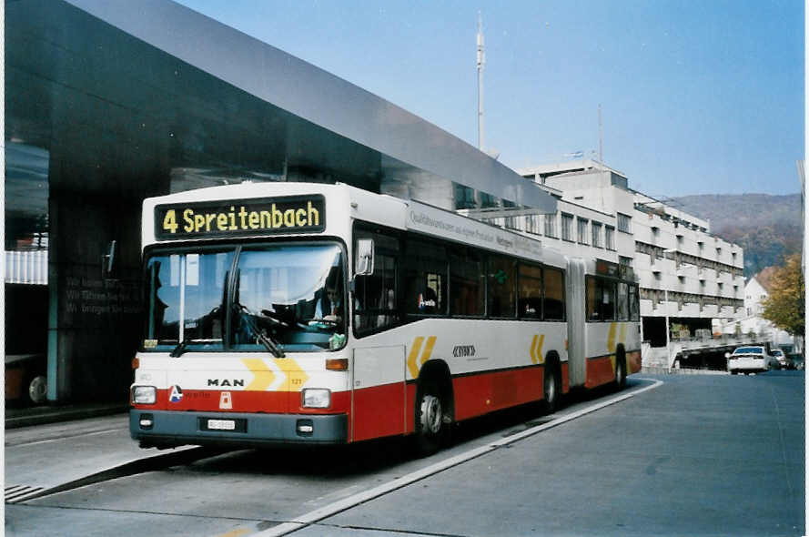 (100'906) - RVBW Wettingen - Nr. 121/AG 19'315 - MAN/R&J am 3. November 2007 beim Bahnhof Baden