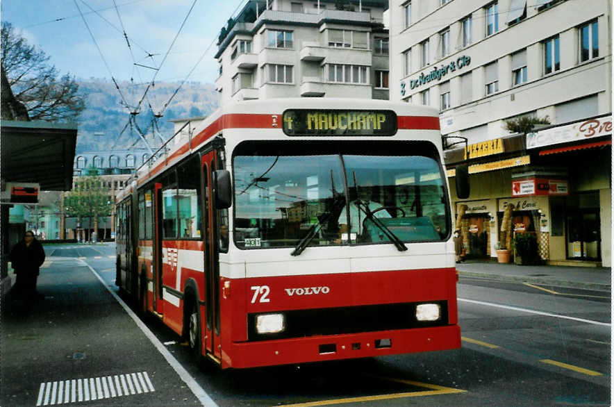 (101'204) - VB Biel - Nr. 72 - Volvo/R&J Gelenktrolleybus am 18. November 2007 beim Bahnhof Biel