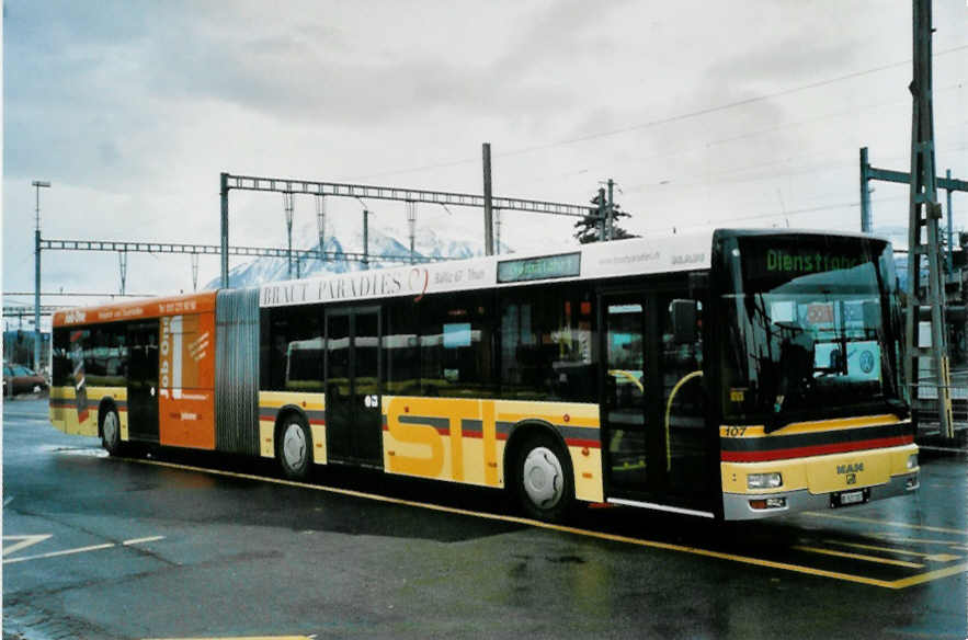 (101'605) - STI Thun - Nr. 107/BE 521'107 - MAN am 4. Dezember 2007 beim Bahnhof Thun (prov. Haltestelle)