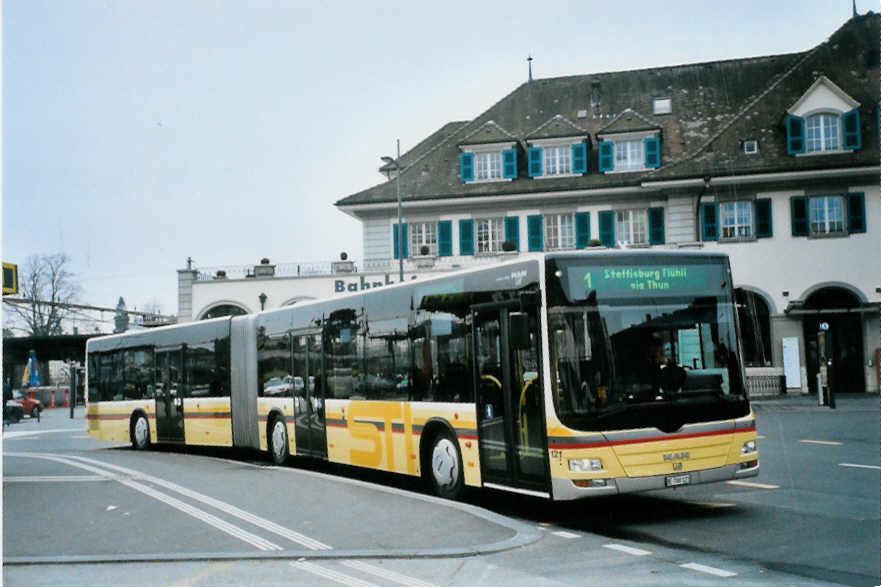 (102'011) - STI Thun - Nr. 121/BE 700'121 - MAN am 20. Dezember 2007 beim Bahnhof Thun