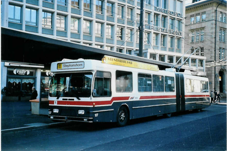 (102'514) - VBSG St. Gallen - Nr. 107 - Saurer/Hess Gelenktrolleybus am 29. Dezember 2007 beim Bahnhof St. Gallen