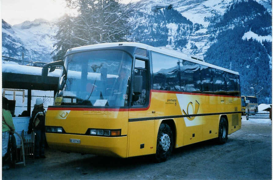 (102'809) - AVG Meiringen - Nr. 62/BE 407'862 - Neoplan (ex P 23'706) am 2. Januar 2008 beim Bahnhof Grindelwald