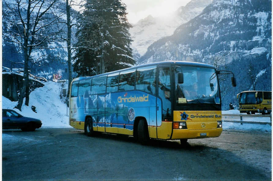 (102'816) - AVG Grindelwald - Nr. 28/BE 376'483 - Mercedes am 2. Januar 2008 beim Bahnhof Grindelwald