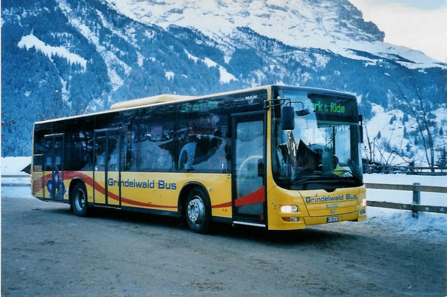 (102'903) - AVG Grindelwald - Nr. 18/BE 382'871 - MAN/Gppel am 2. Januar 2008 beim Bahnhof Grindelwald